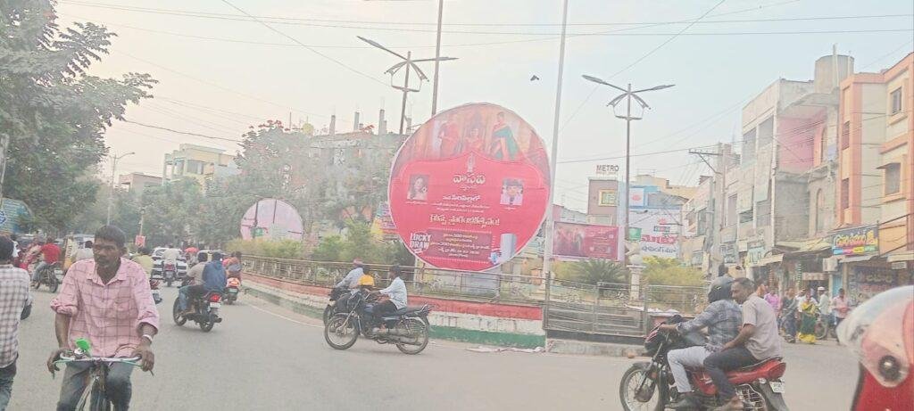 సిరిసిల్లలో గాంధీ విగ్రహం కనిపించకుండా ప్లెక్సీలు…