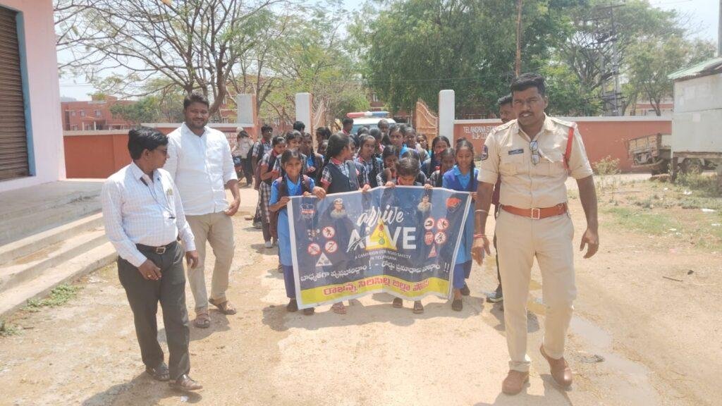 బాధ్యతగా వ్యవహరిద్దాం.. రోడ్డు ప్రమాదాలు నివారిద్దాం….. ఎస్సై  లక్ష్మణ్